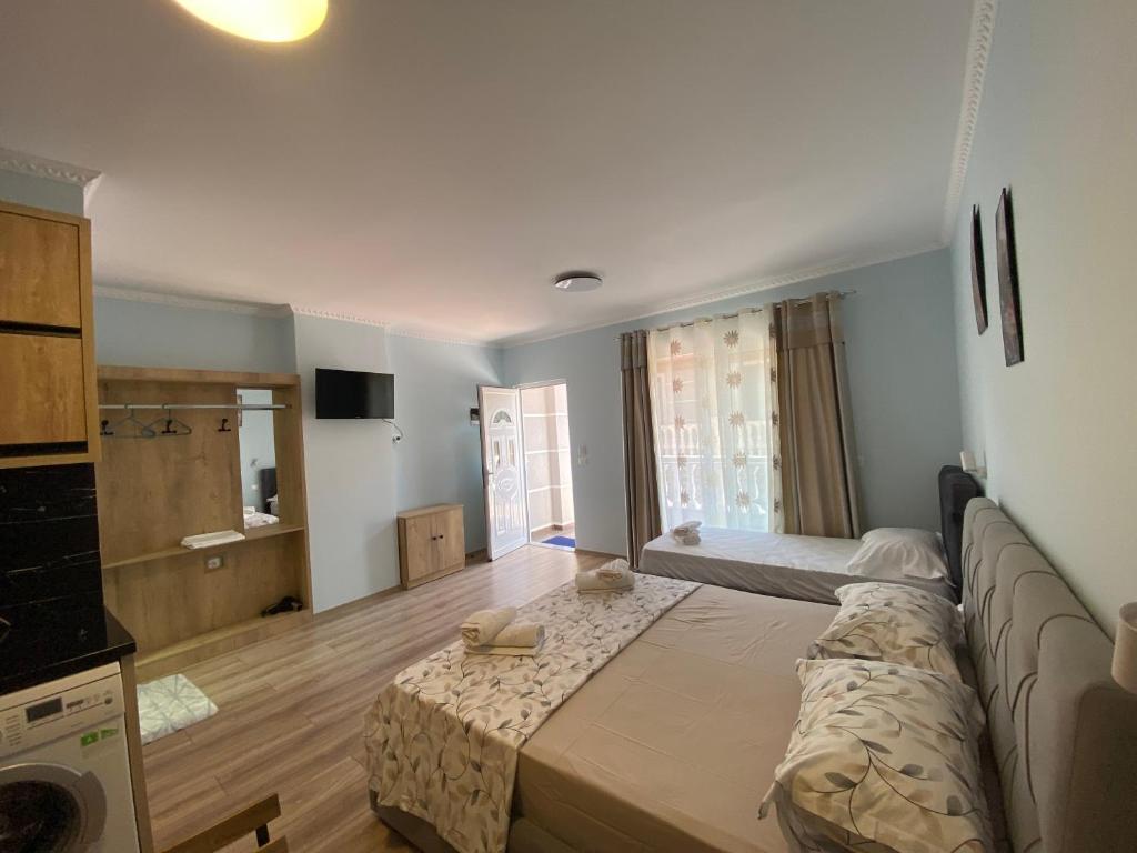 een woonkamer met een bed en een bank bij Kriss-Klej's Rooms in Sarandë