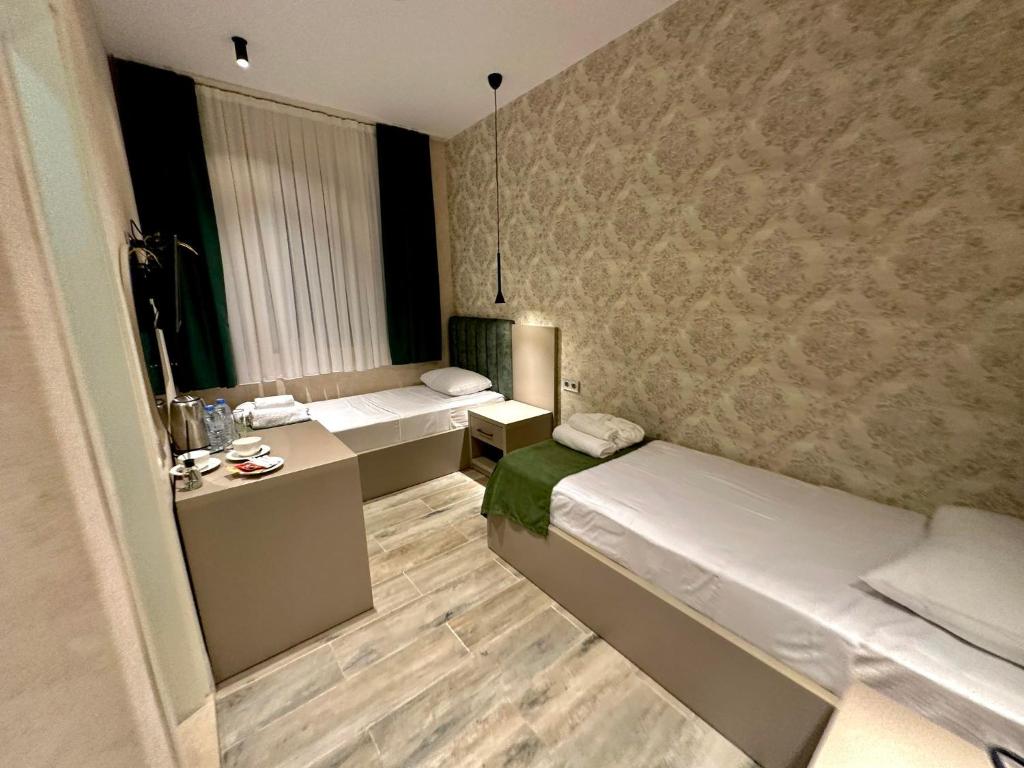 Postel nebo postele na pokoji v ubytování Emerald Hotel