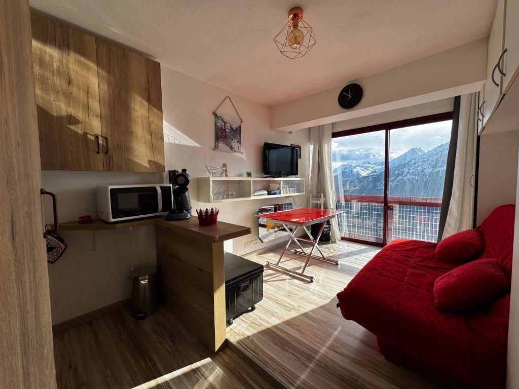 une pièce avec une cuisine et un salon dans l'établissement Le Modern & Mountain 2 étoiles, à Saint-Lary-Soulan