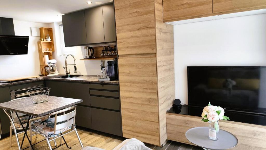 Kuchyň nebo kuchyňský kout v ubytování Logement avec jardin et jacuzzi privé au cœur de la Provence pour 2 adultes 1 enfant classé 4 étoiles