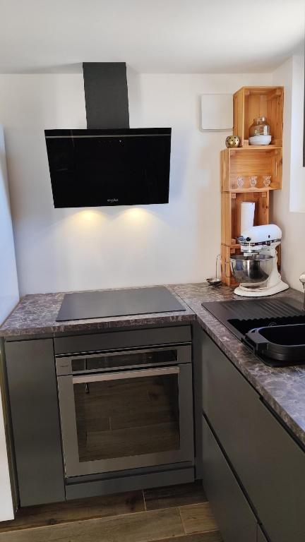 Kuchyň nebo kuchyňský kout v ubytování Logement avec jardin et jacuzzi privé au cœur de la Provence pour 2 adultes 1 enfant classé 4 étoiles