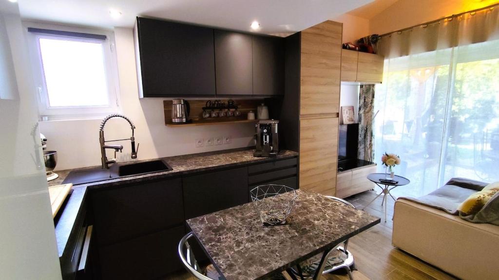 Kuchyň nebo kuchyňský kout v ubytování Logement avec jardin et jacuzzi privé au cœur de la Provence pour 2 adultes 1 enfant classé 4 étoiles