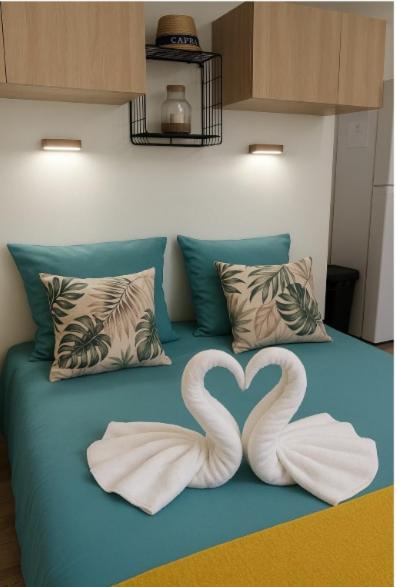 Postel nebo postele na pokoji v ubytování Logement avec jardin et jacuzzi privé au cœur de la Provence pour 2 adultes 1 enfant classé 4 étoiles