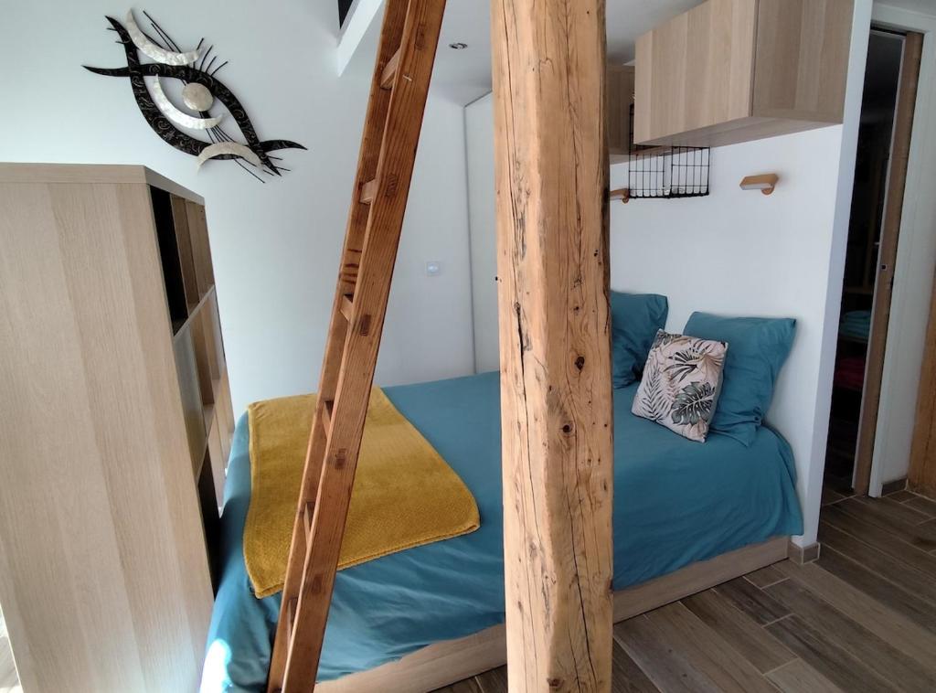 Postel nebo postele na pokoji v ubytování Logement avec jardin et jacuzzi privé au cœur de la Provence pour 2 adultes 1 enfant classé 4 étoiles