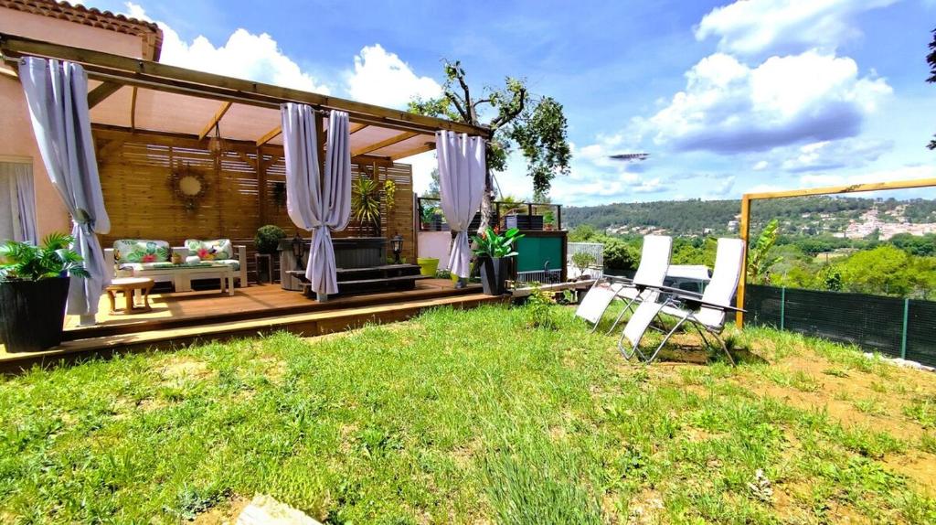 Zahrada ubytování Logement avec jardin et jacuzzi privé au cœur de la Provence pour 2 adultes 1 enfant classé 4 étoiles