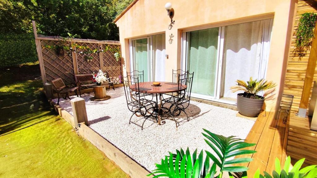 Zahrada ubytování Logement avec jardin et jacuzzi privé au cœur de la Provence pour 2 adultes 1 enfant classé 4 étoiles