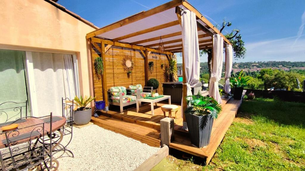 Balkón nebo terasa v ubytování Logement avec jardin et jacuzzi privé au cœur de la Provence pour 2 adultes 1 enfant classé 4 étoiles