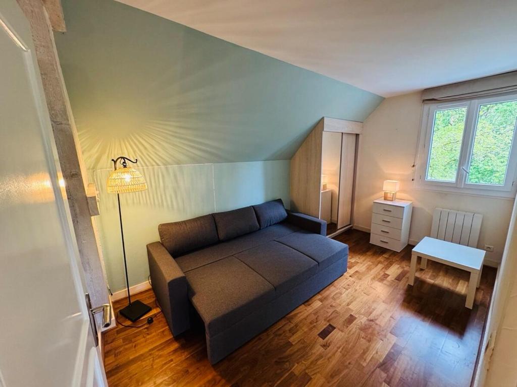 un salon avec un canapé et une table dans l'établissement Villa close to Le Mans 24h with Swimming pool and parking, à La Celle-sous-Gouzon