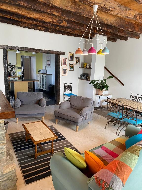 un salon avec des canapés et une table dans l'établissement La maison Pont Rouge, à Carcassonne