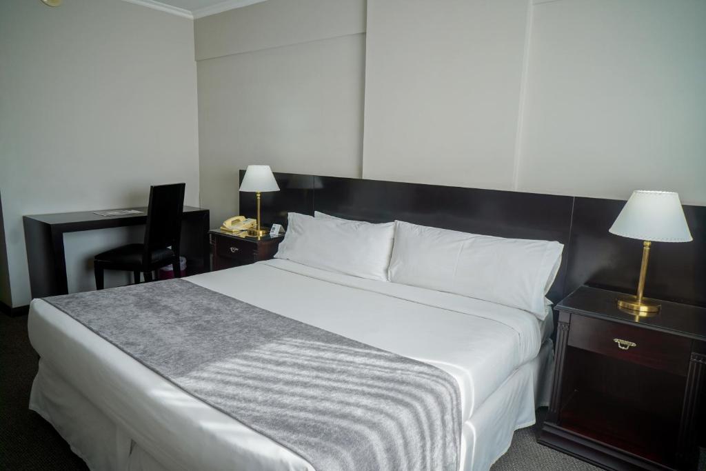 Plaza Real Suites Hotelにあるベッド