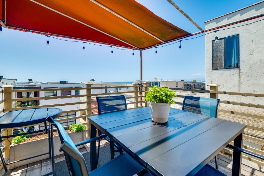 een tafel en stoelen op een balkon met uitzicht bij Walk to Ocean Manhattan Beach Home with Deck in Manhattan Beach