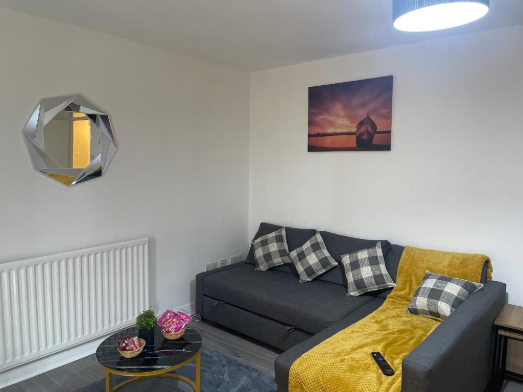 un salon avec un canapé et une table dans l'établissement 2 Bed Flat close to New Cross Gate, SE14, à Londres