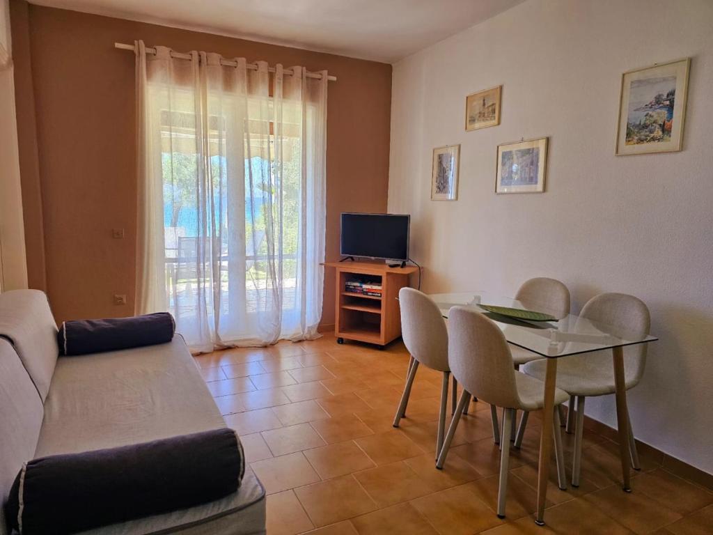 Televízia a/alebo spoločenská miestnosť v ubytovaní Corfu Dream Holidays Villas