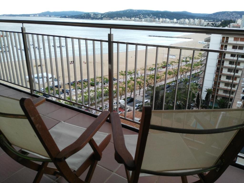 a chair on a balcony with a view of the ocean at Davant Del Mar in Palamós