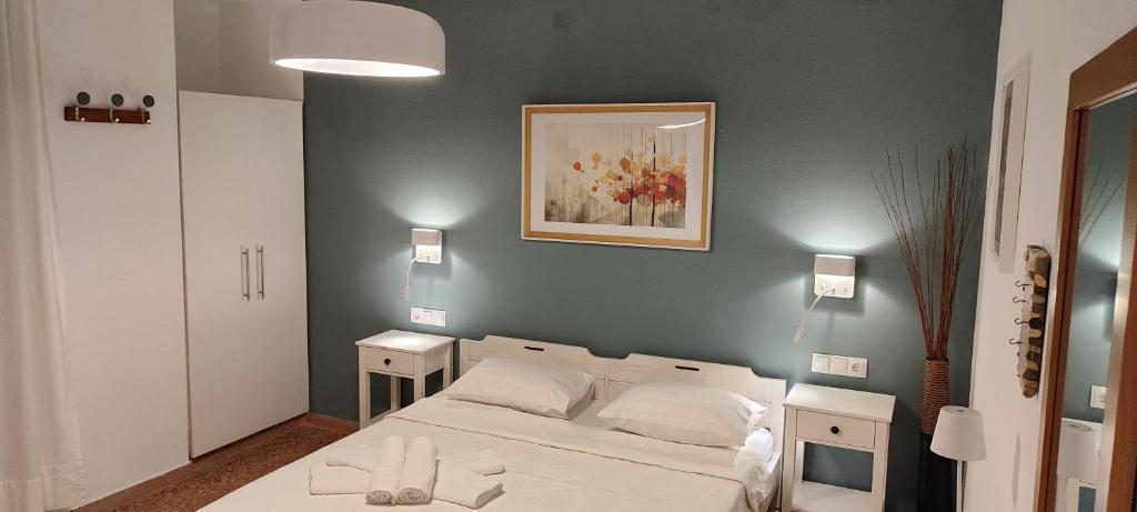 A bed or beds in a room at Papadioti Apartments