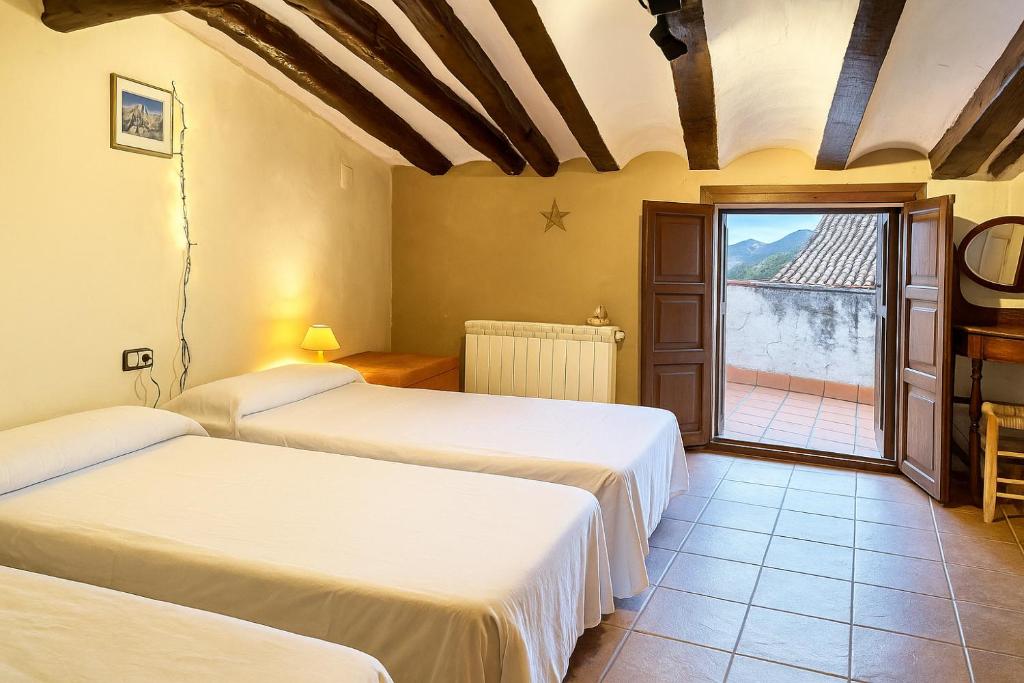 Zimmer mit 2 Betten und Balkon in der Unterkunft Montsant Wine House with Mountain Views in La Morera de Montsant
