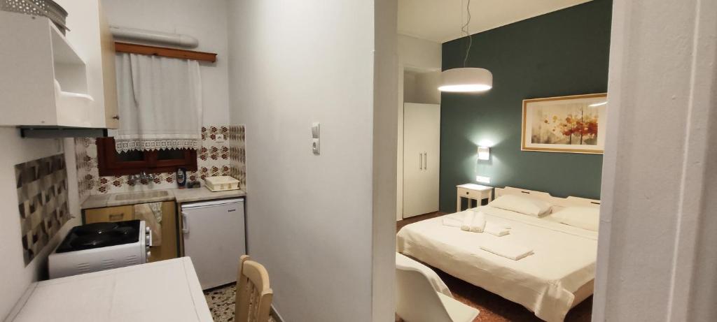 A bed or beds in a room at Papadioti Apartments