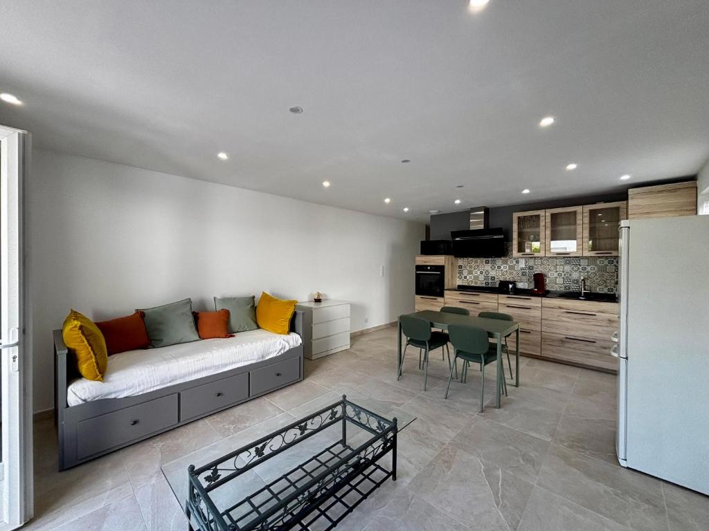 un salon avec un canapé et une table dans l'établissement Superbe Appartement rénové à 150 mètres de la plage de Fréjus, à Fréjus