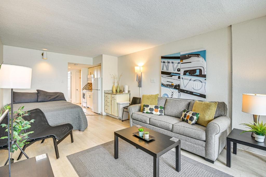 Istumisnurk majutusasutuses Modern Caravelle Resort Condo Near Golf Courses!