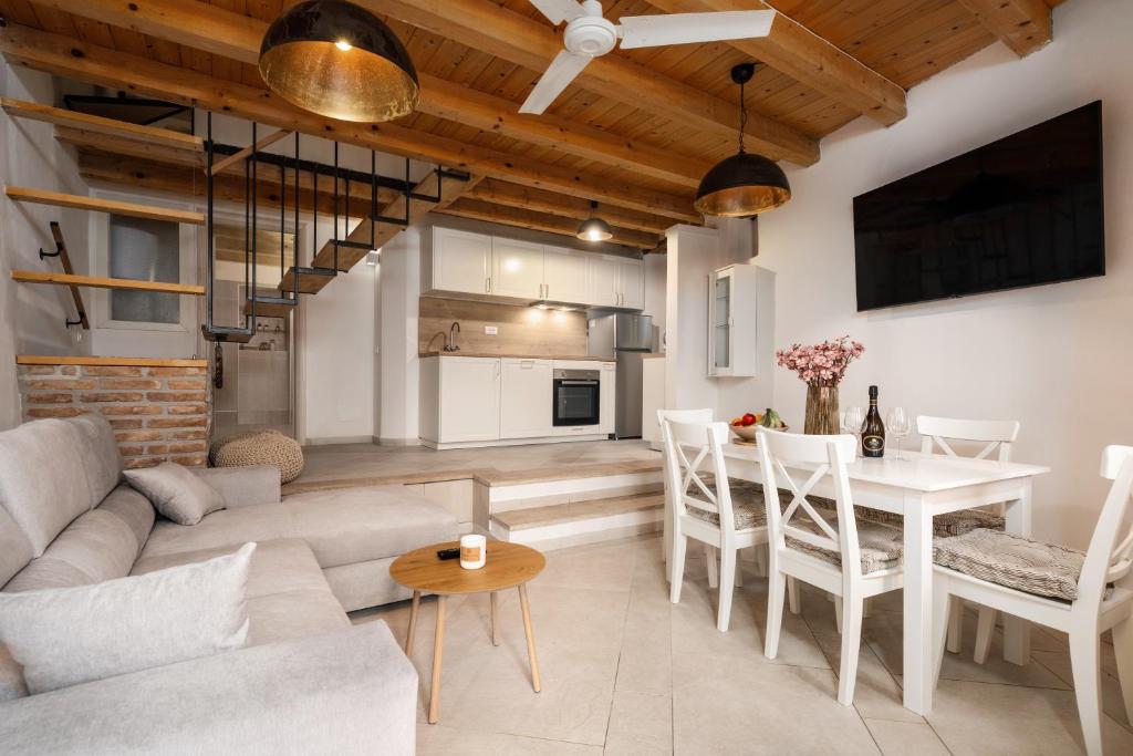 una sala de estar con un sofá y una mesa en Casa Angelina, en Vrsar