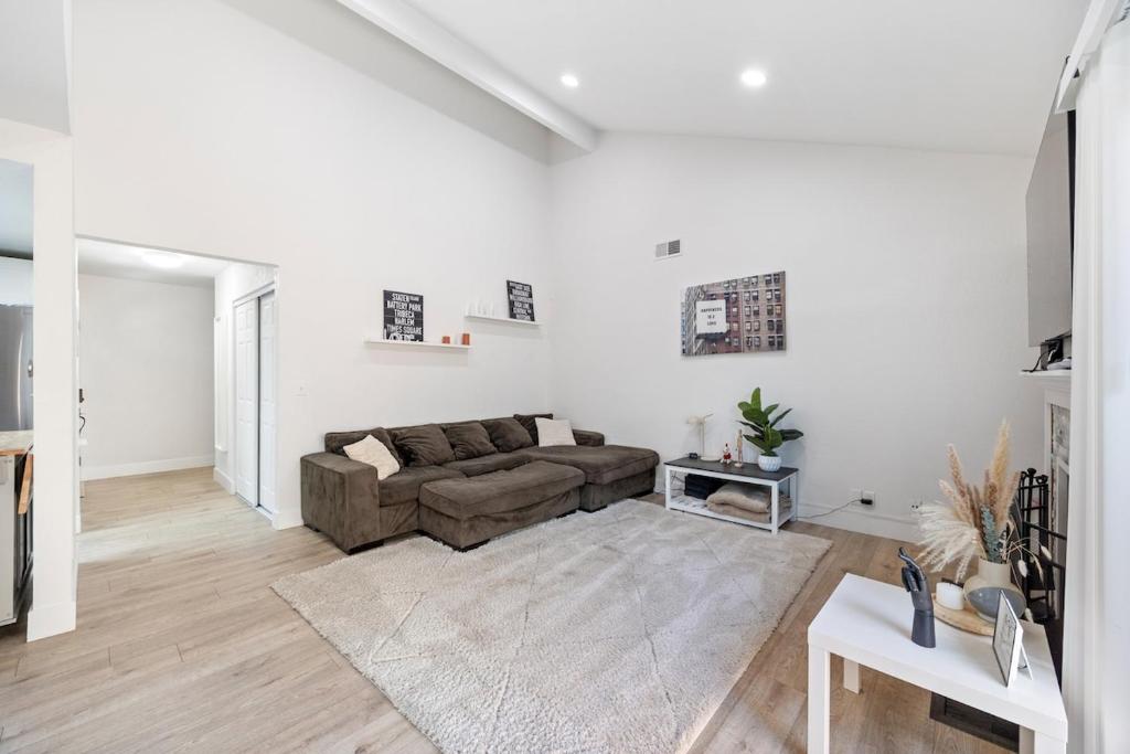 Χώρος καθιστικού στο Modern Downtown Escape Sleeps 10