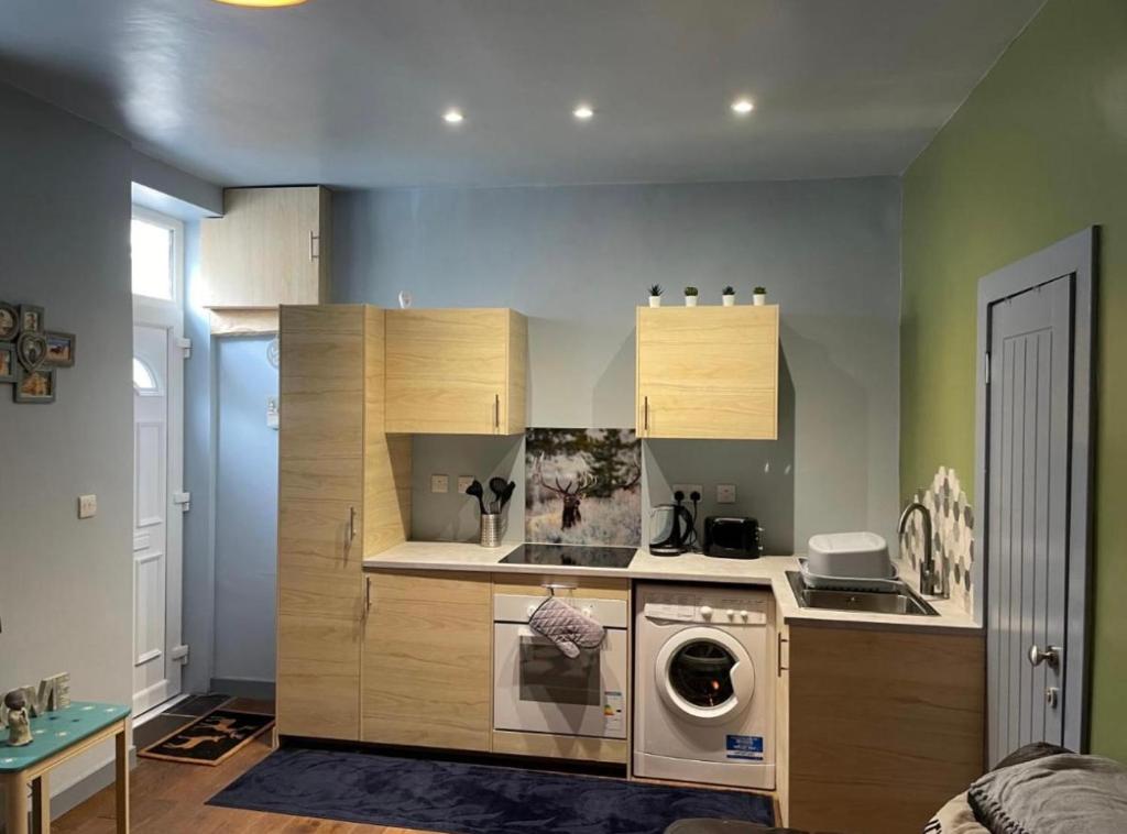 ミルポートにあるKames Bay Couples Retreatのキッチン(洗濯機付)