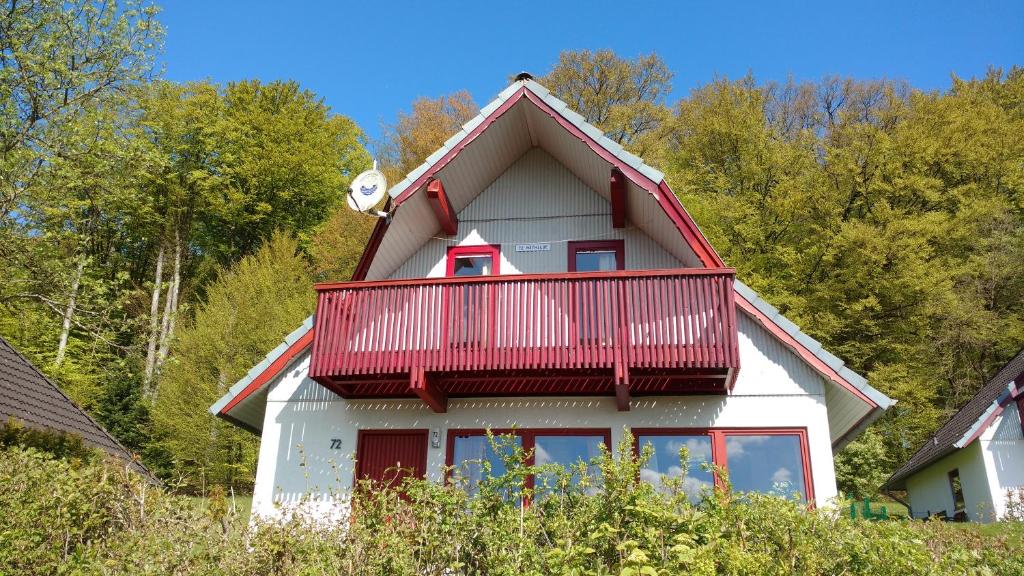 ein Haus mit einem roten Balkon darüber in der Unterkunft Seepark Kirchheim Haus Mathilde in Kirchheim