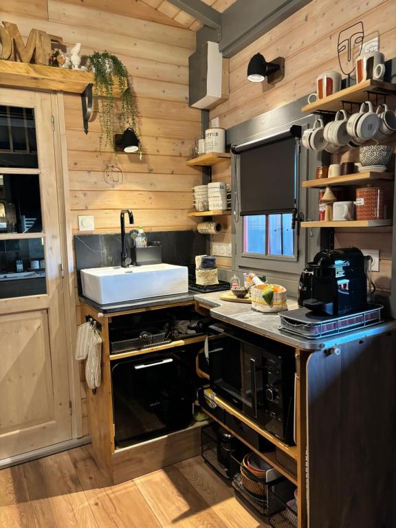 Kuchyň nebo kuchyňský kout v ubytování TiNY HOUSE LE CHALET