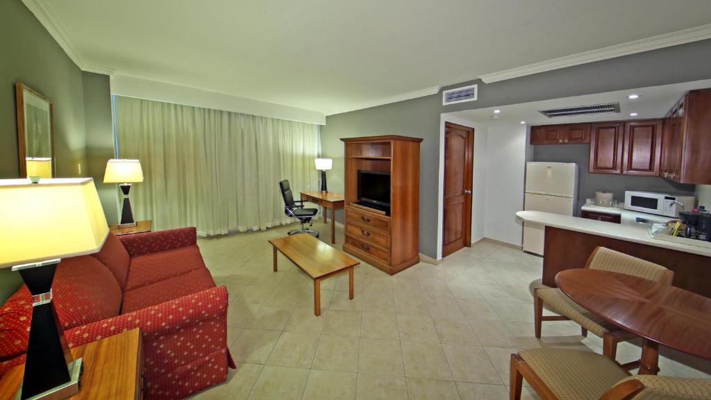 Kuchyň nebo kuchyňský kout v ubytování Crowne Plaza Panama by IHG