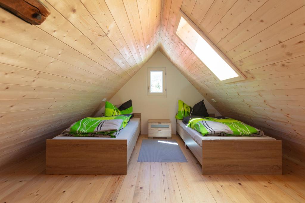 2 Betten in einem Zimmer mit Dachgeschoss in der Unterkunft Lewe`s Ferienwohnungen in Dettingen an der Erms