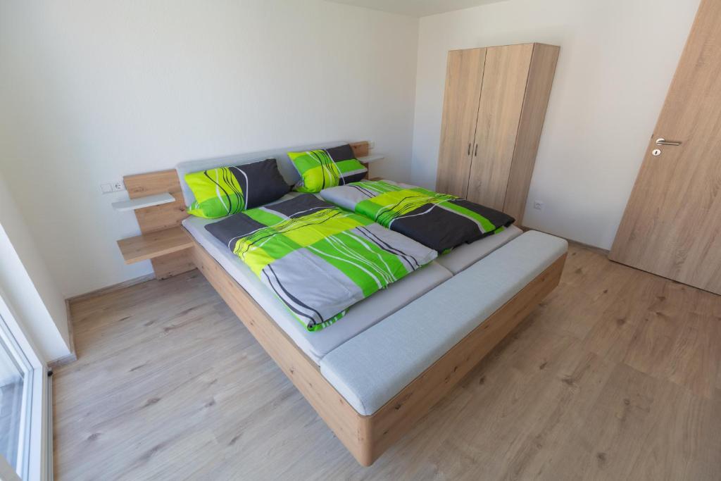 Ein Bett oder Betten in einem Zimmer der Unterkunft Lewe`s Ferienwohnungen