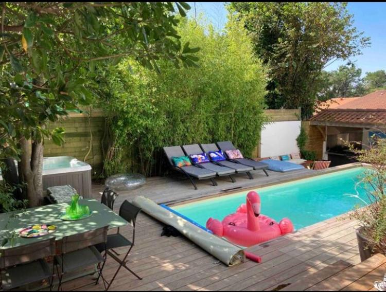 une piscine avec un matelas gonflable au milieu dans l'établissement Villa Etche Ona, chambre chez l'habitant, à Biarritz