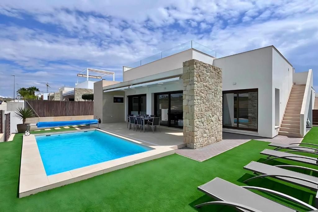 Πισίνα στο ή κοντά στο Modern villa with private pool at Golf Vistabella