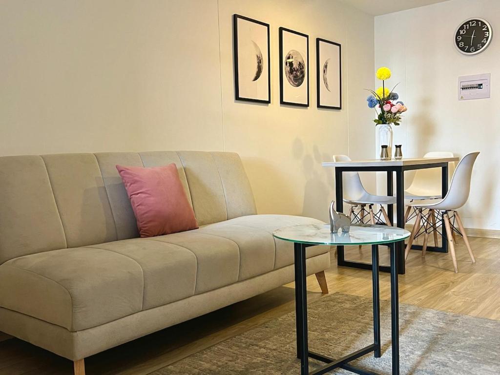 a living room with a couch and a table at Estilo y confort Bogotá centro in Bogotá