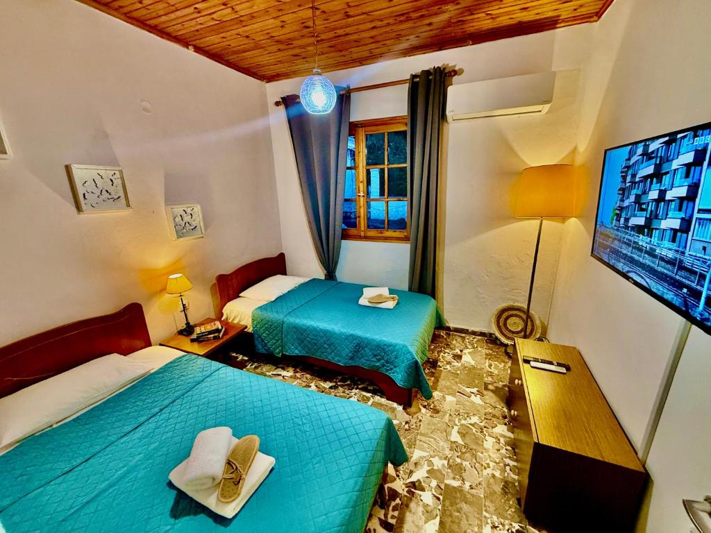 Ένα ή περισσότερα κρεβάτια σε δωμάτιο στο TRAVELLERS VILLA GADDAFI Agios Gordios