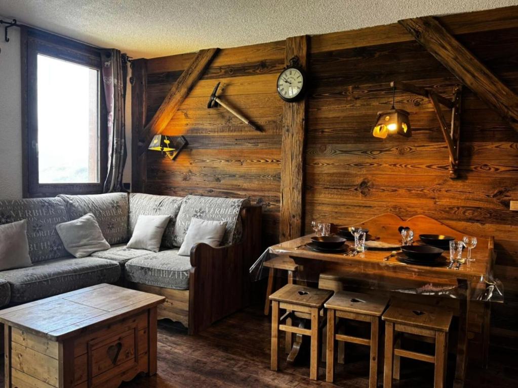 un salon avec un canapé et une table dans l'établissement Résidence Clairiere - La Clairière 20 - Très joli studio, calme et rénové avec goût MAE-0773, à Valmorel