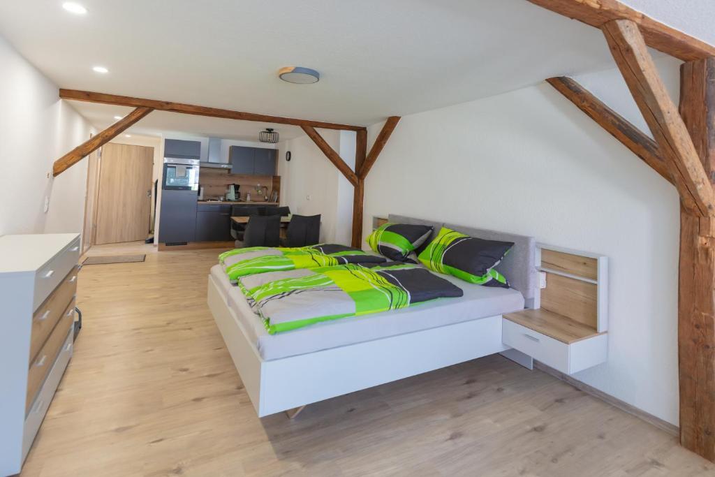 Ein Bett oder Betten in einem Zimmer der Unterkunft Lewe`s Ferienwohnungen