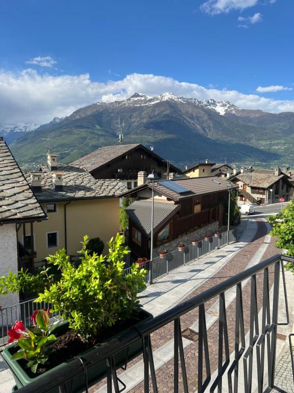 アオスタにあるChez Carloの山の町の景色を望むバルコニー