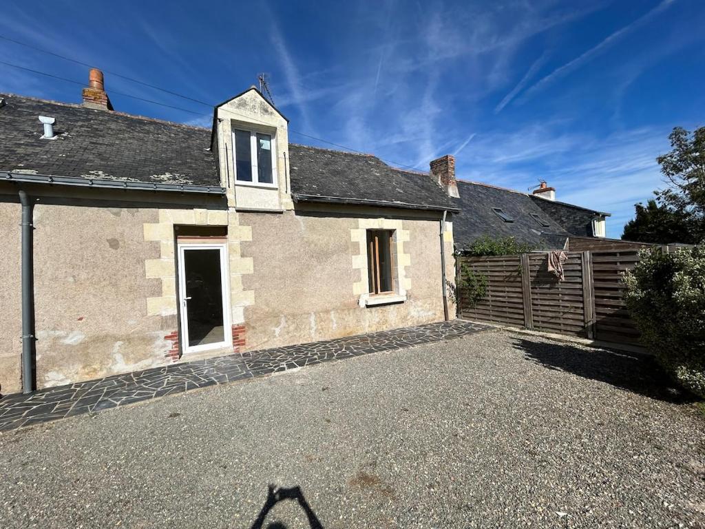 une vieille maison avec une allée en face de celle-ci dans l'établissement L'arche de mémé, à Martigné-Briand