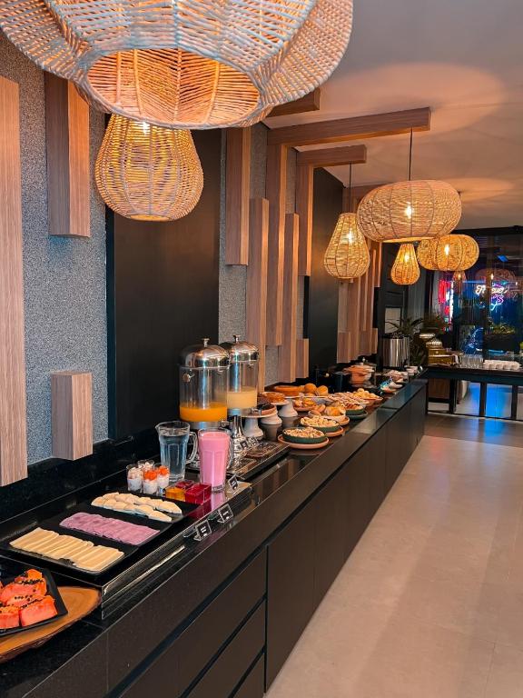 Una línea de buffet con mucha comida. en OLLÁ HOTEL Montes Claros, en Montes Claros