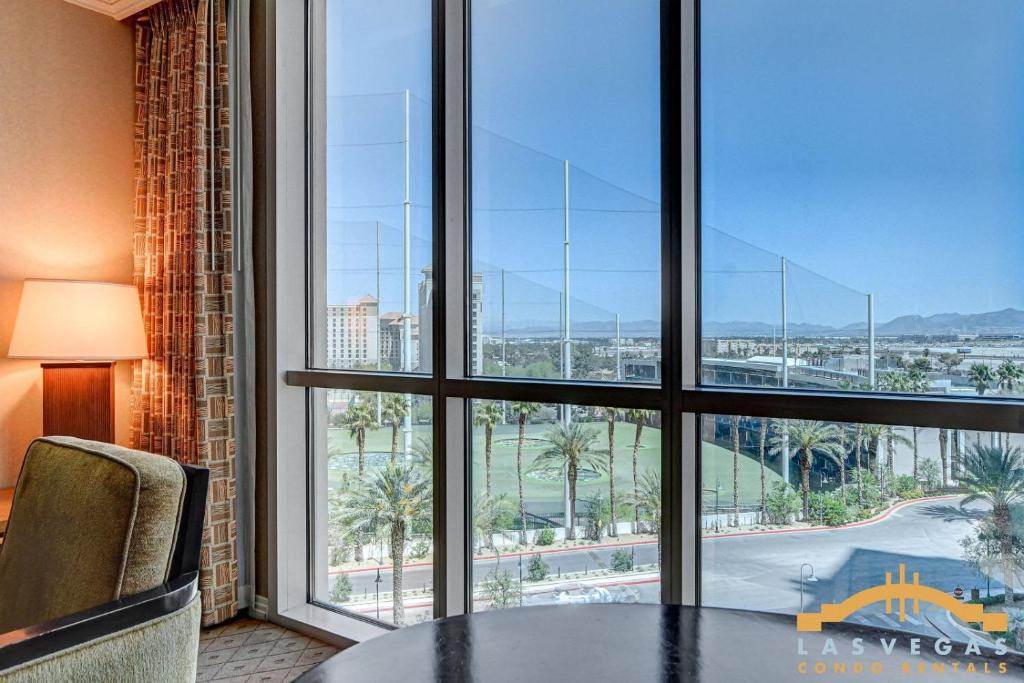 ein Tisch und ein Stuhl in einem Zimmer mit Fenster in der Unterkunft MGM Signature-06-716 Jacuzzi Studio in Las Vegas