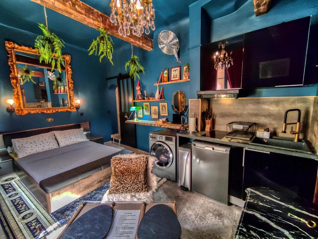 - une chambre avec un lit et un lave-linge dans l'établissement Suite d'exception, luxe, élégance et raffinement, à Aix-en-Provence