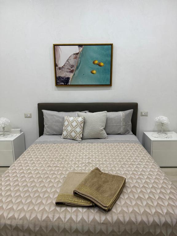 a bed with two towels on top of it at Appartamento il giglio in Terracina