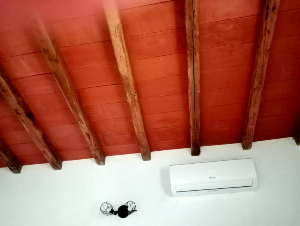 Habitación con techo con vigas de madera. en Casa in campagna, en Monte Argentario