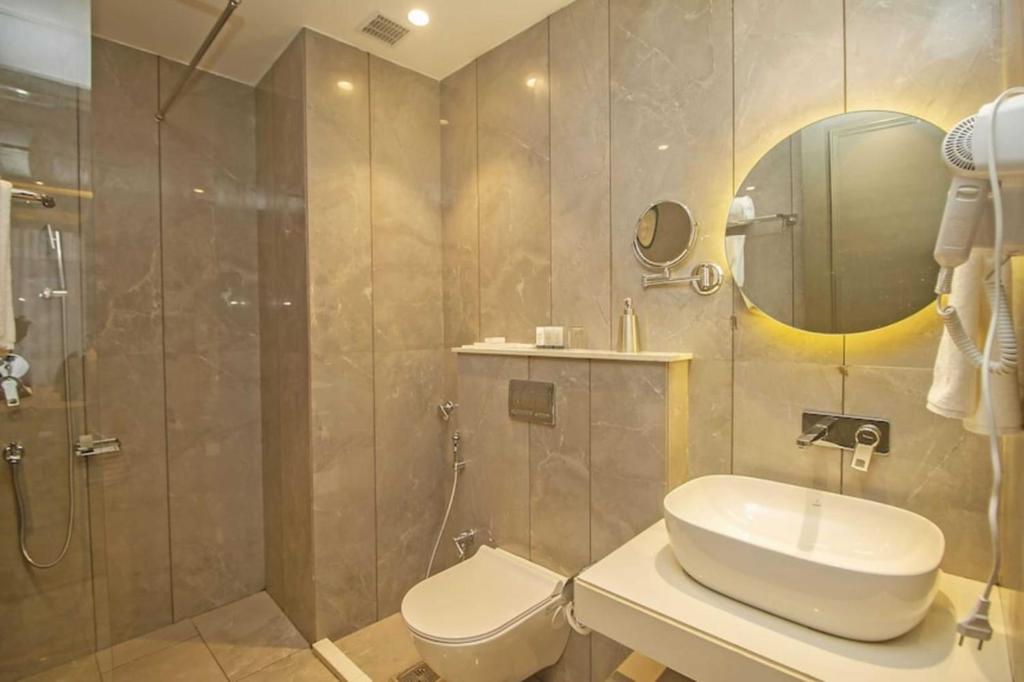 Koupelna v ubytování Mehul- A, Luxurious Stay 5 Mint From Railway Station New Delhi