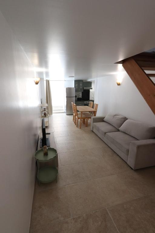 un salon avec un canapé et une table dans l'établissement La case à nous - Entrevennes, à Entrevennes