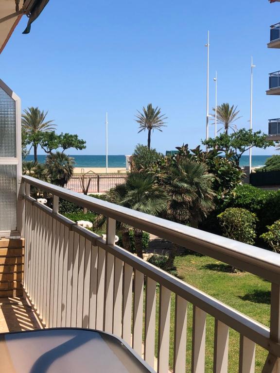 a balcony with a view of the beach at Vernisa Apartamento Numero Uno in Playa de Gandia