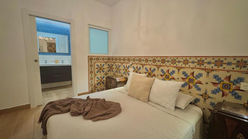 Un pat sau paturi într-o cameră la Stunning Home, AC, Beach, Backyard, 4 BR