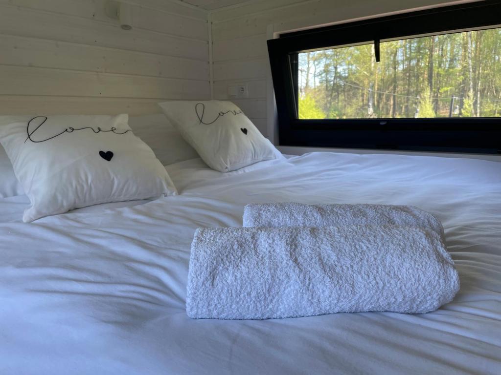 En eller flere senge i et værelse på Tiny Silent House