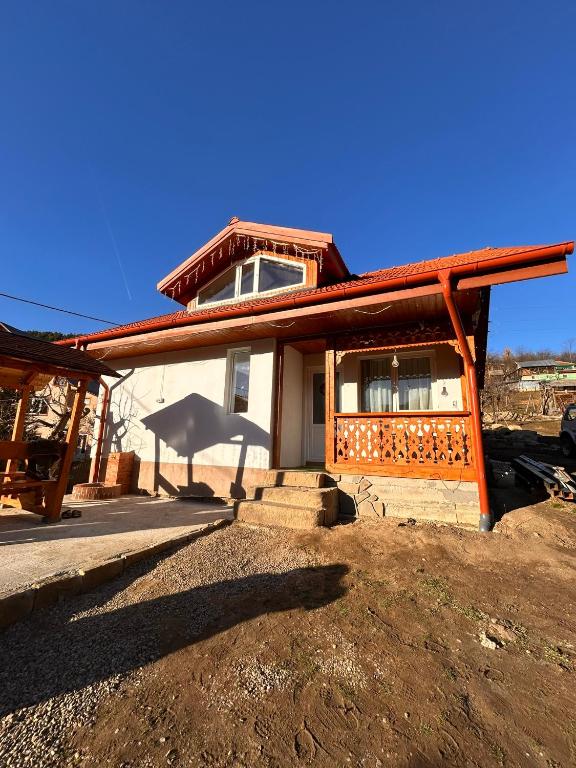 a house is being constructed with a wooden roof at Casa Mihai in Bîsca Rozilei